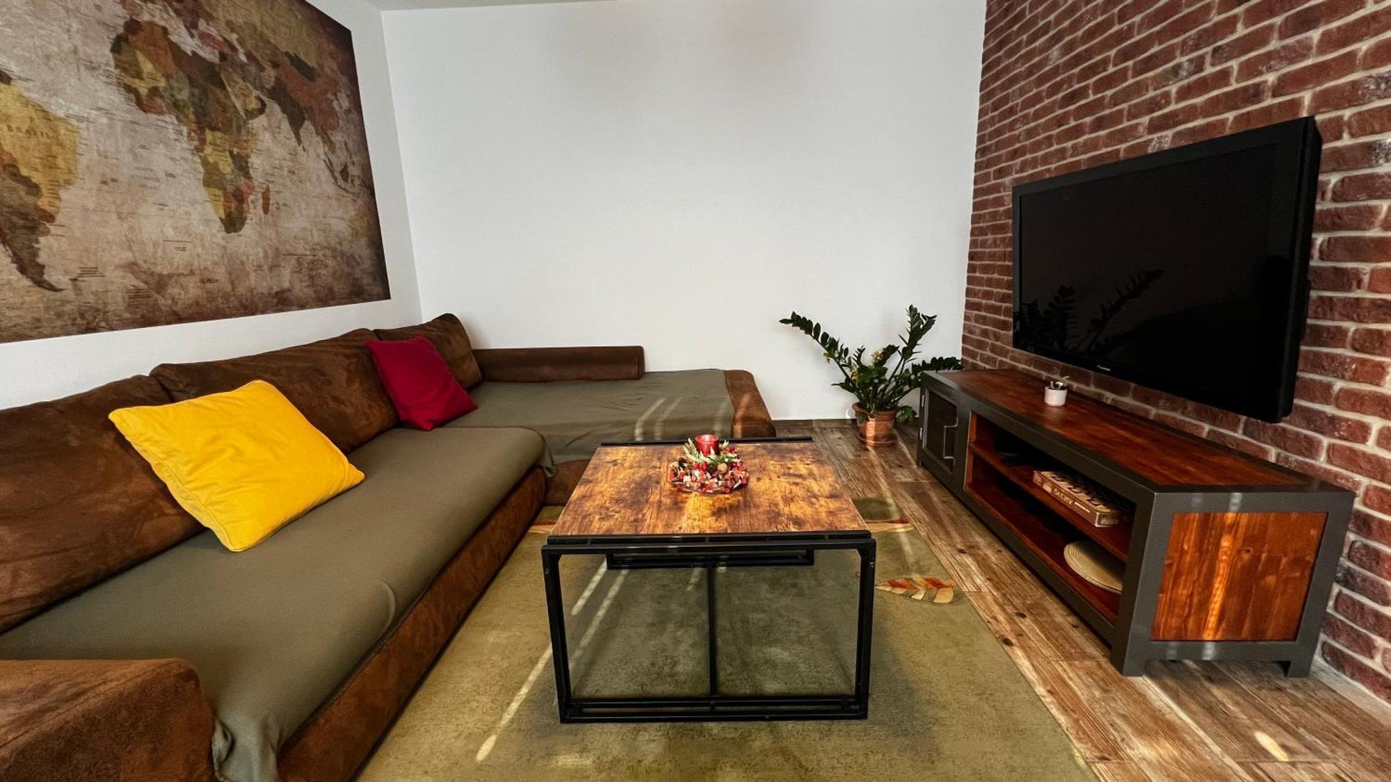 Industrial Apartment I 24Hr Self Check-In I Free Parking & Coffee Banská Bystrica Esterno foto