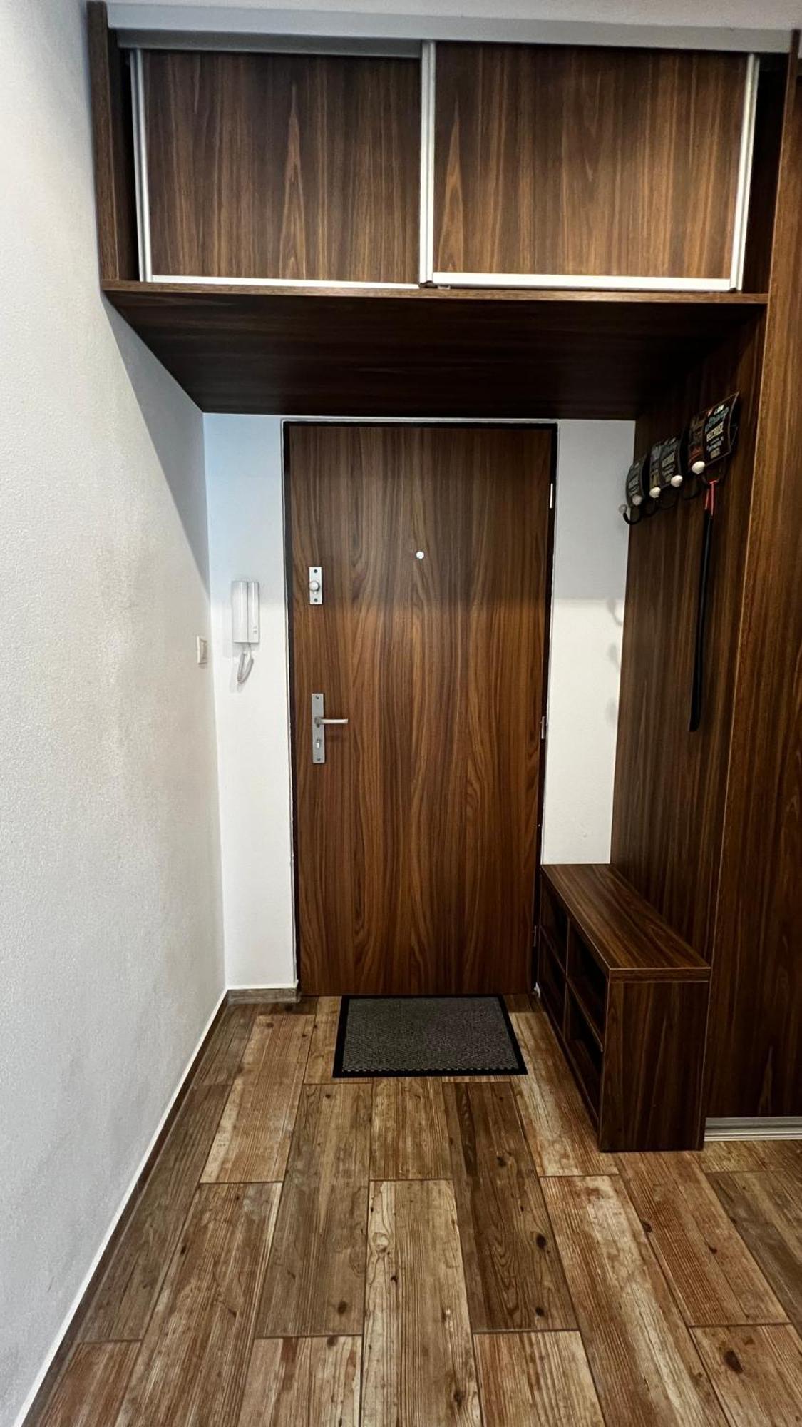 Industrial Apartment I 24Hr Self Check-In I Free Parking & Coffee Banská Bystrica Esterno foto